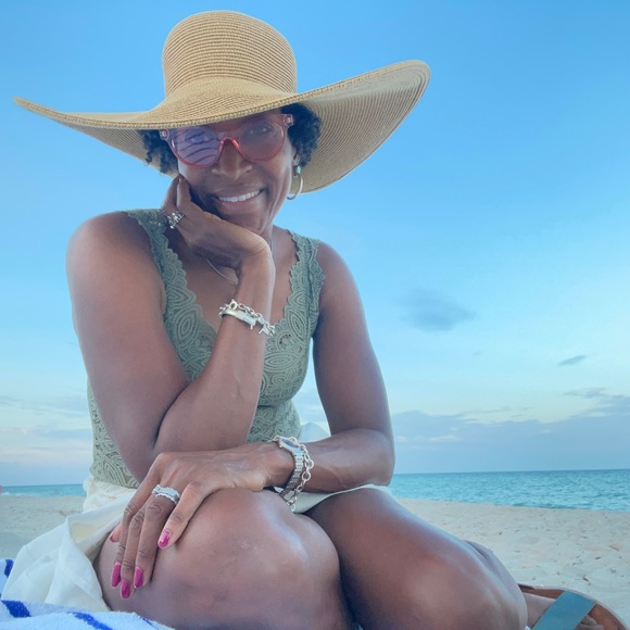 Meet your Posher, Tonya live - Picture 3 of 15